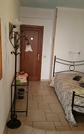 לינה וארוחת בוקר Bella Domus 3*